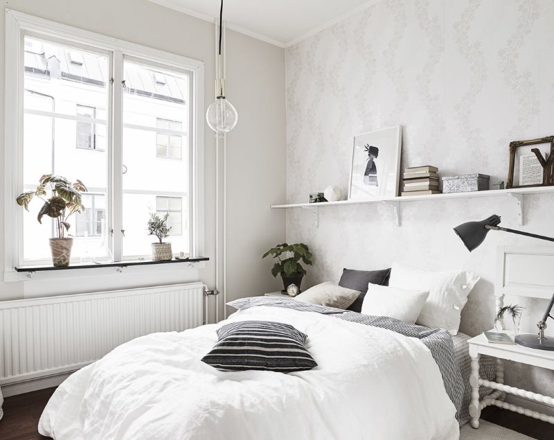 Fehér ágytakaró a skandináv hálószobában