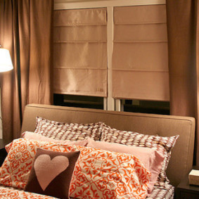 dormitor mic cu un pat lângă fereastră