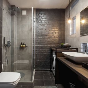 Pereți gri într-o baie în stil modern