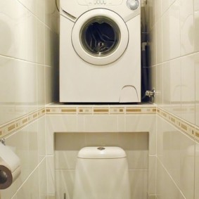 Nișă în toaletă pentru o mașină de spălat