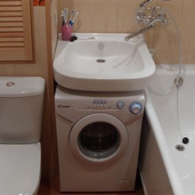 Place for a washing machine between the bathroom and the toilet