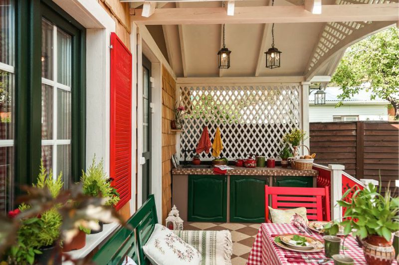 Het werkgedeelte van de zomerkeuken op de veranda van het huisje