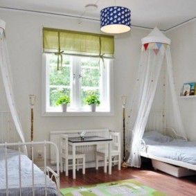 phòng ngủ của trẻ em với một chiếc giường bên cửa sổ
