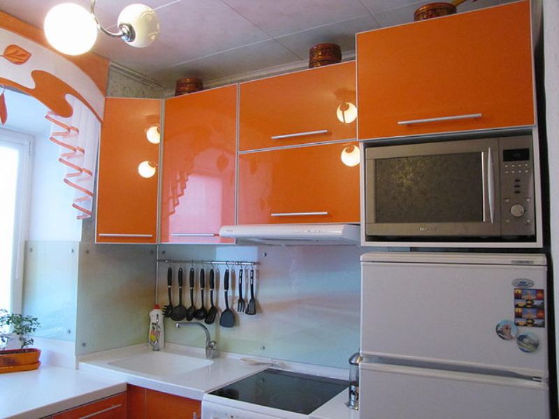 mikrobangų krosnelė virtuvėje ant šaldytuvo