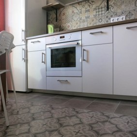 grīdas flīzes virtuves un koridora foto noformējumam