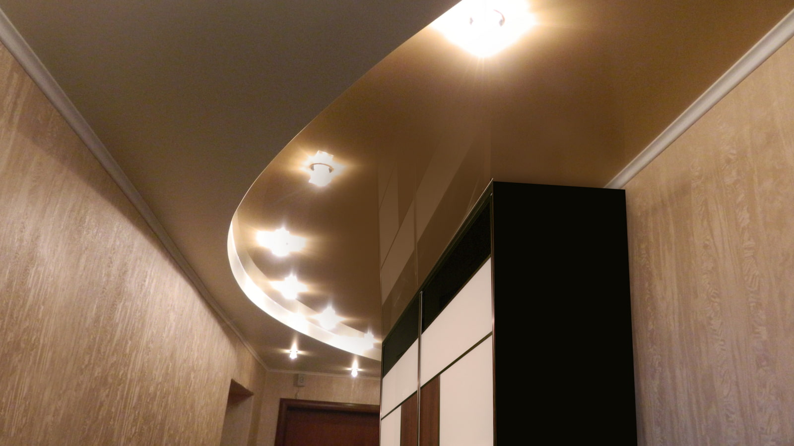 zavesený strop v interiéri chodby