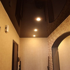 sufit napinany na zdjęciu na korytarzu