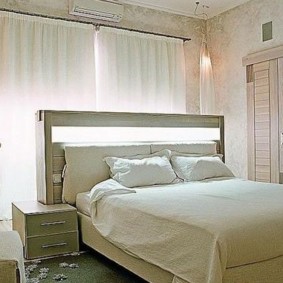 dormitor luminos, cu un pat fereastră