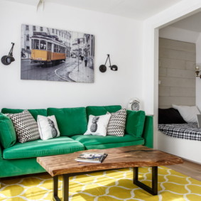 studio apartment na may isang kama at isang ideya sa palamuti sa sofa