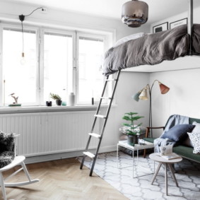 appartement d'une pièce avec un lit et un canapé