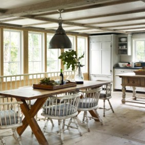 keuken in een houten huis zonder bovenste kasten