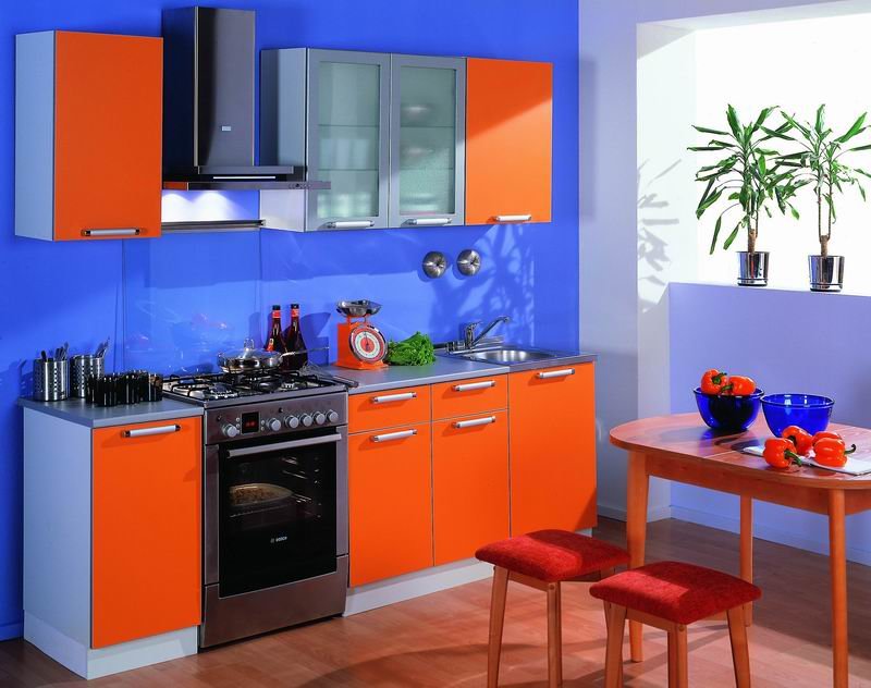 oranje keuken met blauw