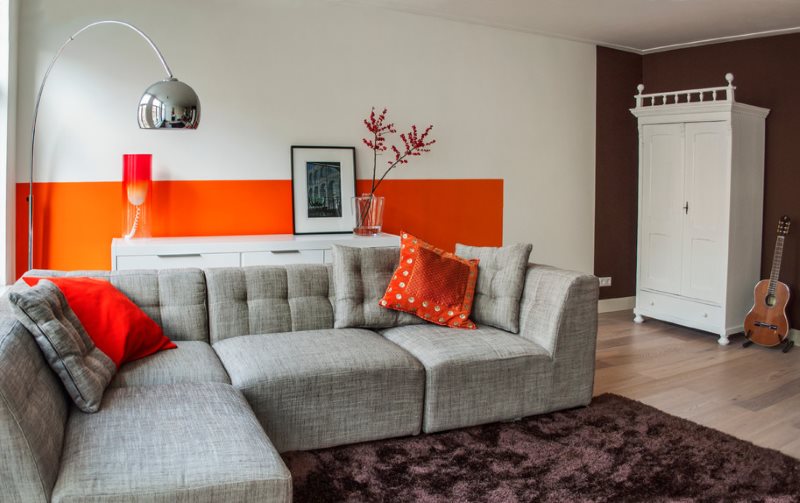 Oranje accenten in een moderne woonkamer