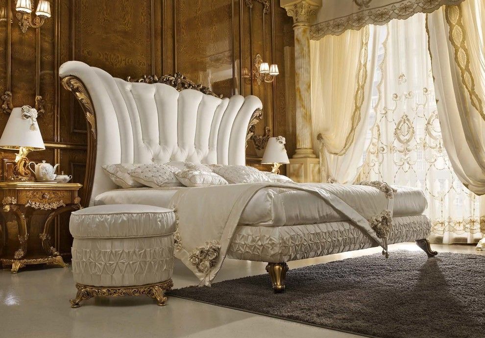Skaista gulta baroka stila guļamistabā