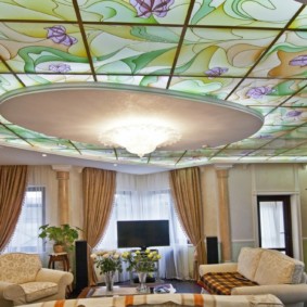 decorarea tavanului în idei de apartamente