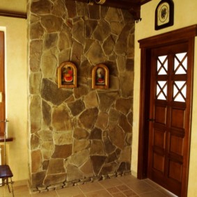 sienu apdare ar dekoratīvu akmens foto dekoru