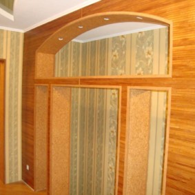 decoration of the corners of the walls in the apartment