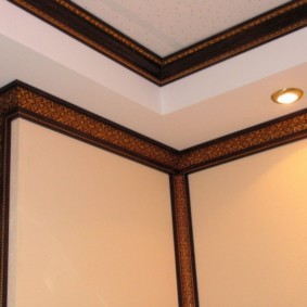 decoration of the corners of the walls in the apartment photo