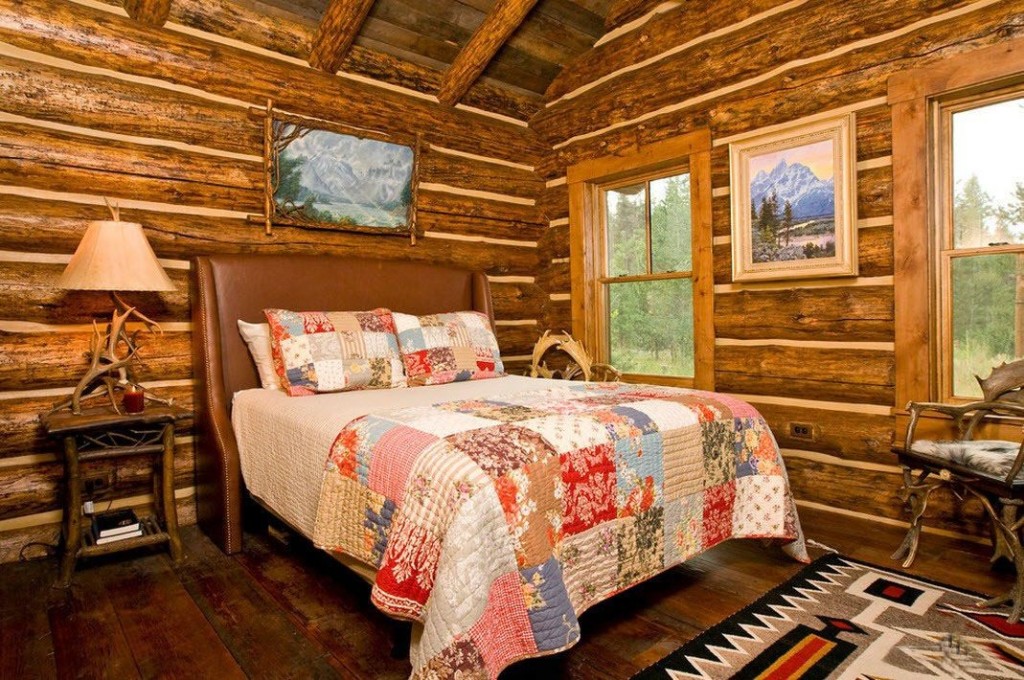 Yatak odasında yatakta parlak patchwork tarzı battaniye