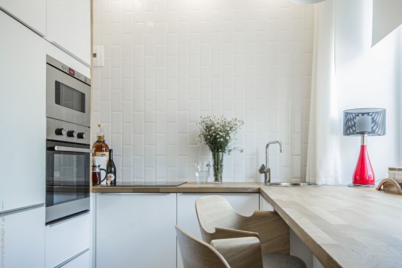 Hvit keramisk flis på veggen i et lyst kjøkken