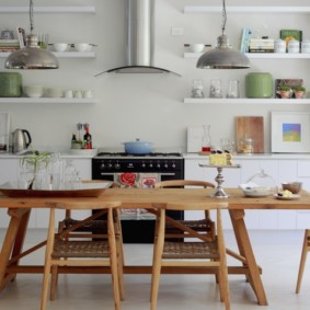 planken in de keuken in plaats van hangende kasten foto decor