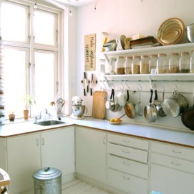 planken in de keuken in plaats van wandkasten foto-interieur