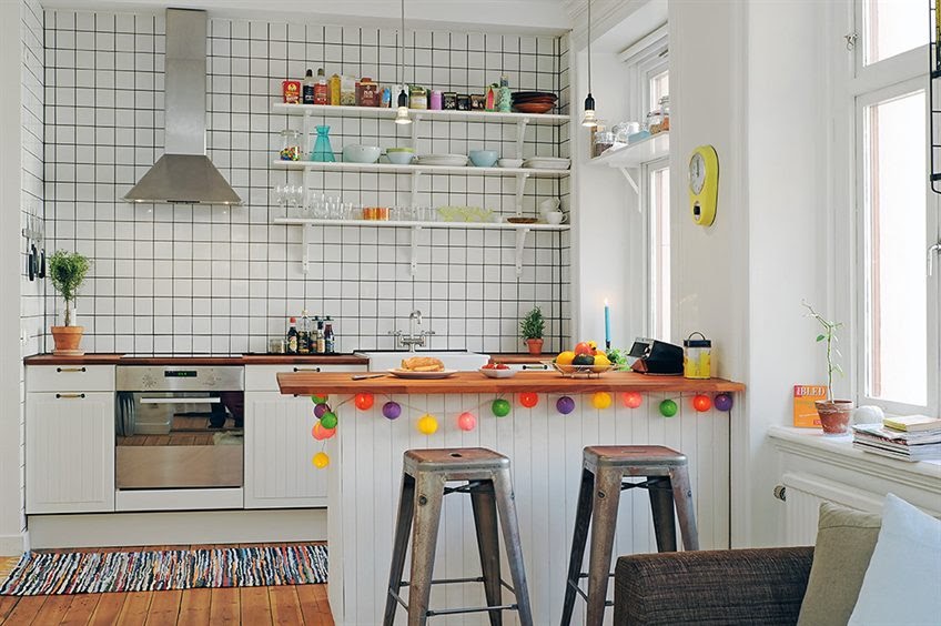 planken in de keuken in plaats van wandkasten