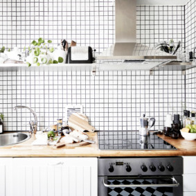 planken in de keuken in plaats van wandkasten