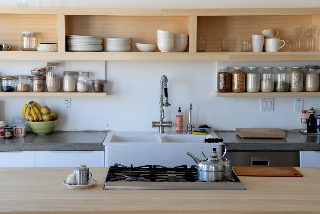 planken in de keuken in plaats van wandkasten decorideeën