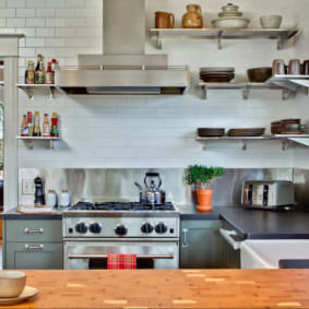 planken in de keuken in plaats van wandkasten foto-interieur