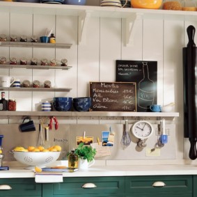 planken in de keuken in plaats van wandkasten ideeën foto's