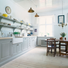 planken in de keuken in plaats van wandkasten interieurfoto