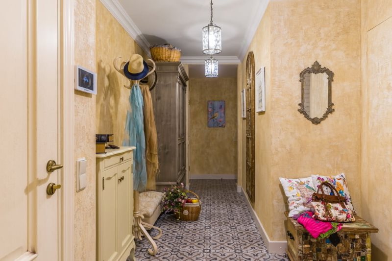 Corridoio di un appartamento di città in stile provenzale