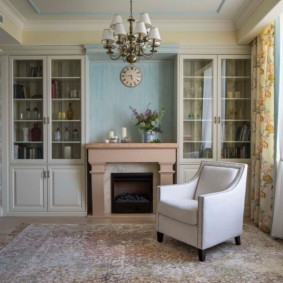 Provence style fireplace sa interior room ng interior
