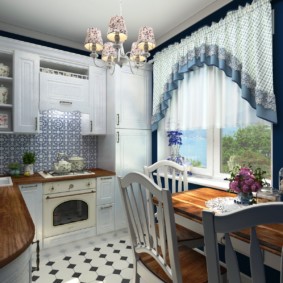 Korte gardiner på kjøkkenvinduet