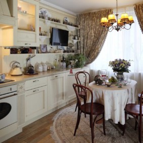 Kleurrijke gordijnen op het keukenraam in de stijl van de Provence