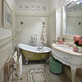 Salle de bain spacieuse et rustique
