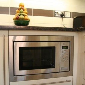 plasând un cuptor cu microunde în fotografia de bucătărie