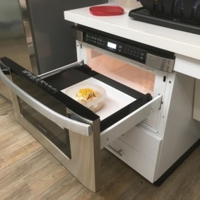mikrohullámú sütő elhelyezése a konyha belső ötleteiben