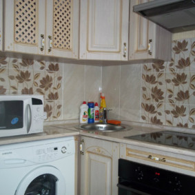 mikroviļņu krāsns ievietošana virtuves pārskata fotoattēlā