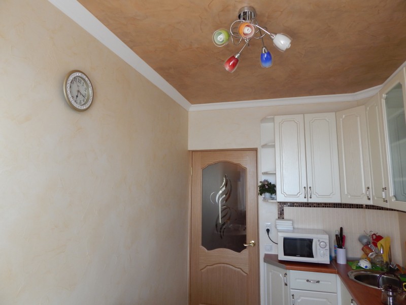 Svjetiljka s višebojnim nijansama na stropu kuhinje