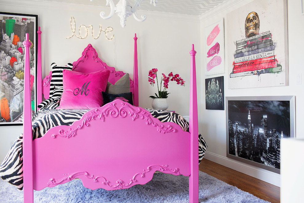 Sọc rách trên giường khung màu hồng