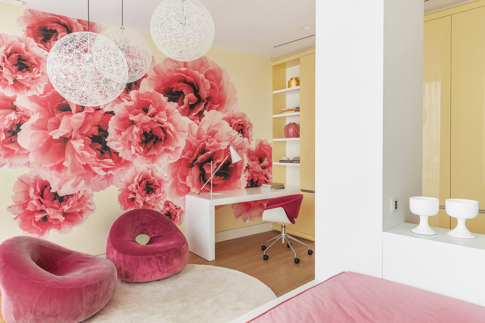 Lieli rozā ziedi uz tapetes guļamistabā