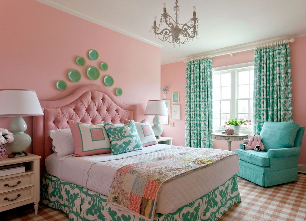 Rèm cửa màu ngọc lam trong phòng ngủ với giấy dán tường màu hồng