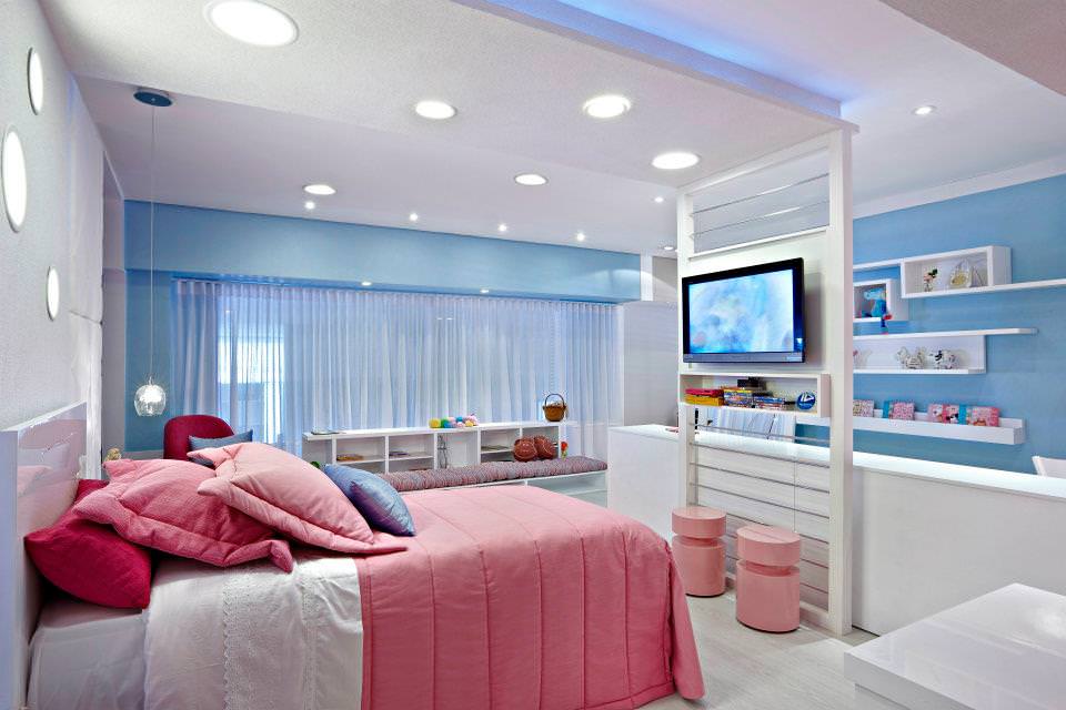 Guļamistabas dizains rozā un zilā krāsā