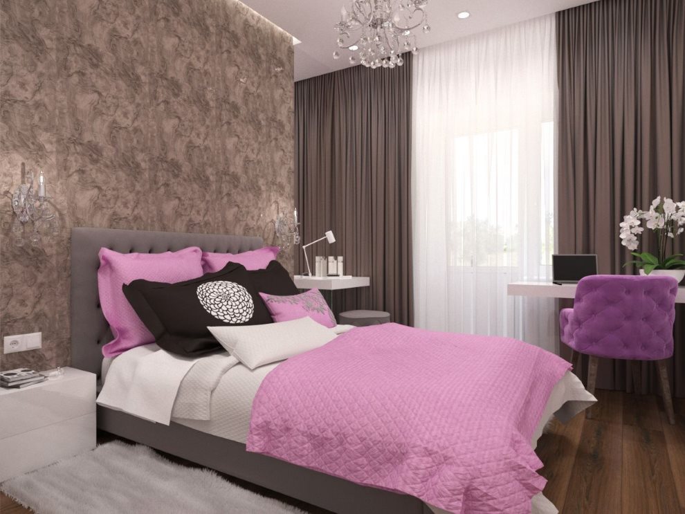 Ружичасти јастуци на кревету у спаваћој соби са смеђим завесама
