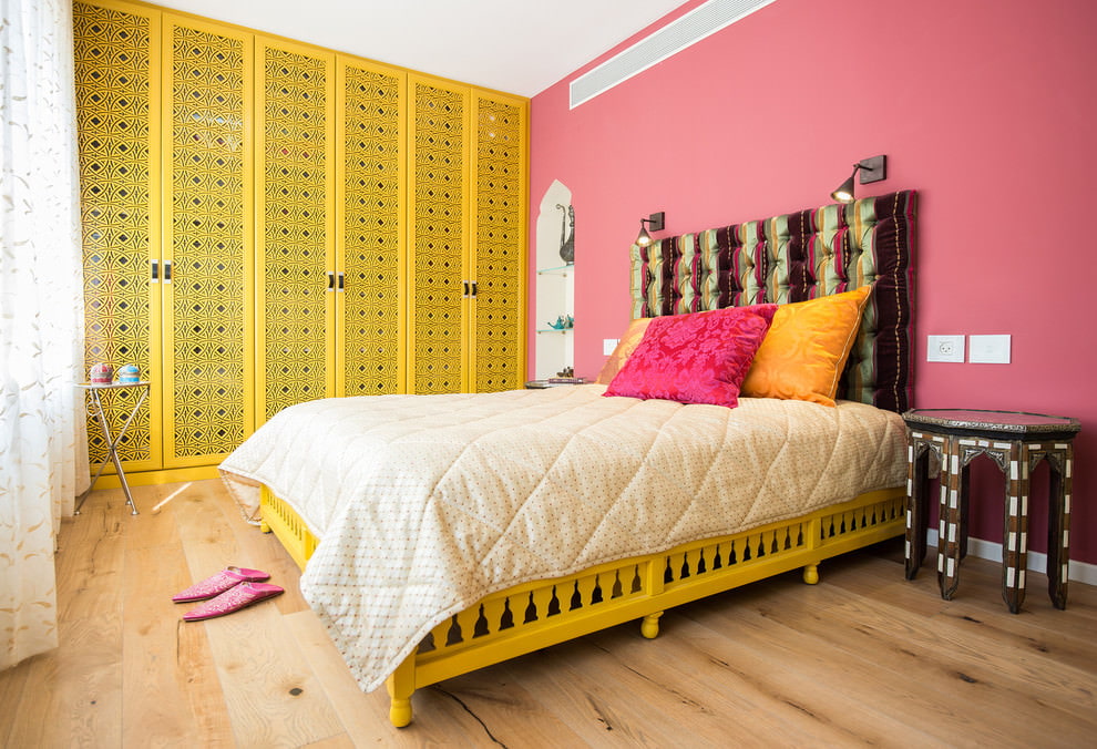 Giường vàng trong phòng màu hồng