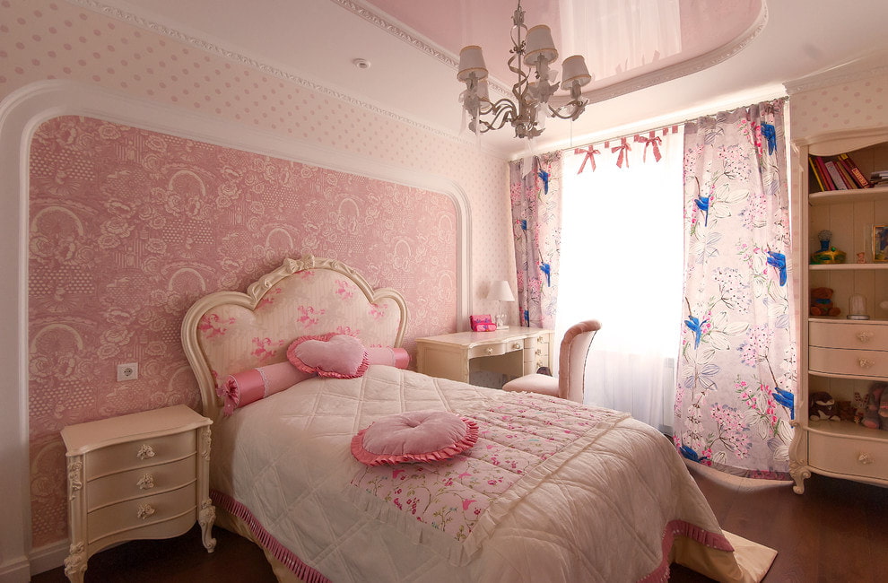 Giấy dán tường màu hồng trong phòng ngủ của một cô gái