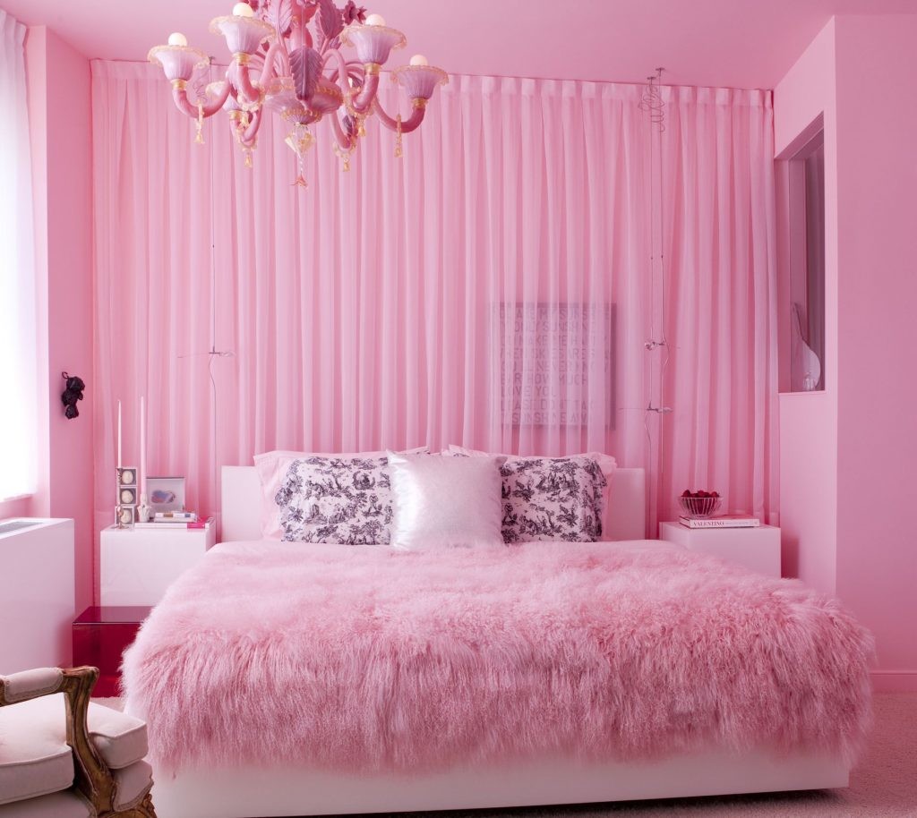 Rèm cửa màu hồng trong nội thất phòng ngủ