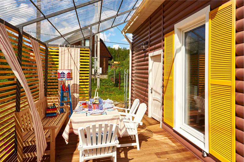 Tuinstoelen in de eetkamer van de zomerkeuken